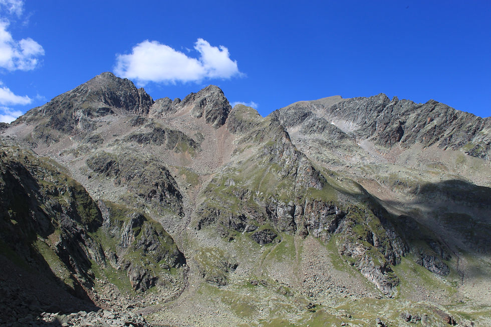 Blick von der Unteren Seescharte in den Gebirgskessel mit Perschitzkopf und Kruckelkopf